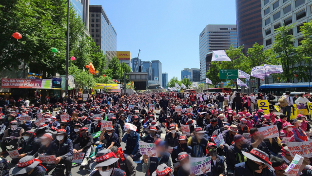거리두기 해제 이후 첫 노동절 대규모 집회…숭례문~광화문 일대 혼잡