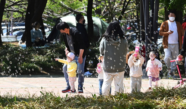 이제 마스크 벗고 뛰놀 수 있어요