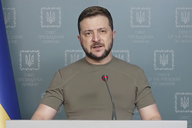 볼로디미르 젤렌스키 우크라이나 대통령이 18일(현지시간) 수도 키이우(키예프)에서 동부 돈바스 지역에 대한 러시아군의 대규모 공격이 시작됐다는 영상 메시지를 발표하고 있다. 그는 