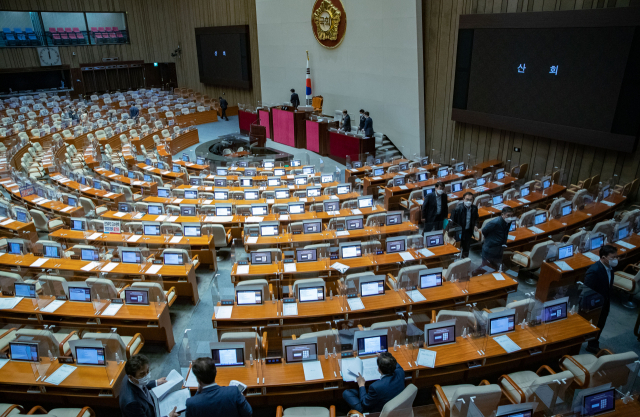 지난달 30일 국회 본회의에 검찰청법 개정안이 상정되자 국민의힘 의원들이 항의 후 본회의장을 나서고 있다. 성형주 기자