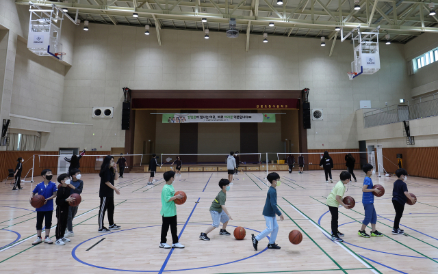 서울 강동구 강빛초등학교 학생들이 지난달 28일 교내 체육관에서 체육 수업을 하고 있다. 연합뉴스