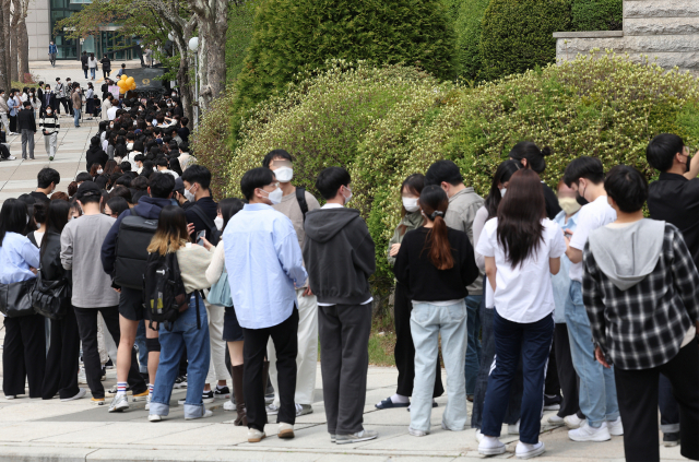 국민대 학생들이 지난 달 21일 학교 측이 제공하는 커피를 마시기 위해 커피차 앞에 줄을 서고 있다. 연합뉴스