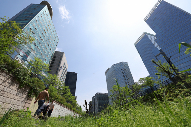 전국적으로 완연한 봄 날씨를 보인 26일 서울 청계천 빌딩 숲 사이로 푸른 하늘이 비치고 있다. 연합뉴스