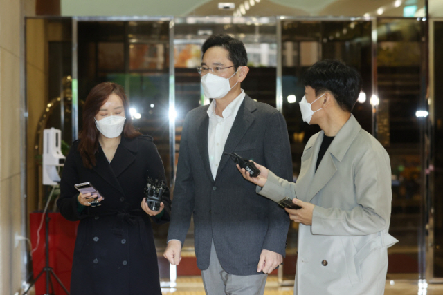 이재용 삼성전자 부회장이 지난해 11월 김포공항에서 미국 출장길에 나서며 취재진 질문을 받고 있다. 연합뉴스