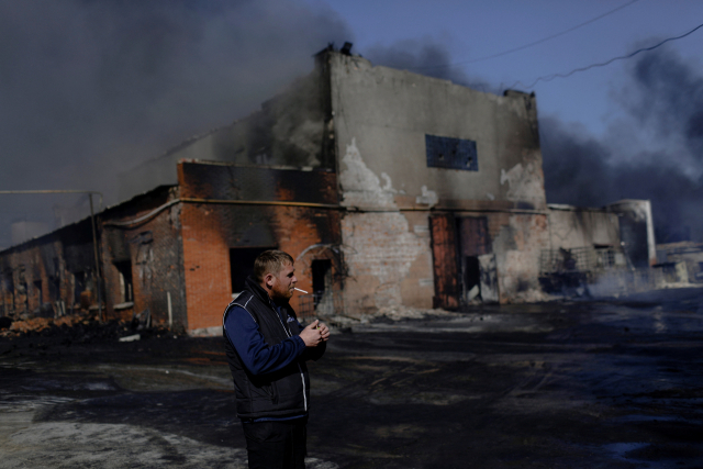 러시아군 포격으로 불타는 우크라 하르키우 공장 건물/연합뉴스
