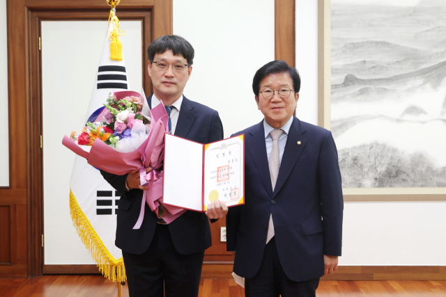 박병석 국회의장(오른쪽)이 최종길 신임 비서실장에게 임명장을 수여하고 있다. / 사진=국회 제공