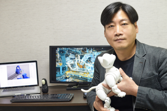 강의혁 매크로액트 대표가 경기 성남 판교 기업지원허브 내 사무실에서 로봇 학습용 ‘마이다이내믹스’와 고양이 로봇 ‘마이캣’을 소개하고 있다. 사진 제공=매크로액트