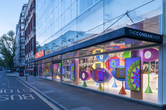 영국 런던의 더콘란샵 첼시점 쇼윈도에 LG 올레드 에보가 디지털아트 작품과 함께 설치돼 있는 모습. 사진제공=LG전자