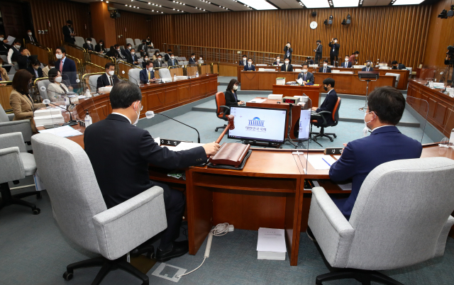 2일 오전 국회에서 열린 한덕수 국무총리 후보자 인사청문회에서 주호영 위원장이 의사봉을 두드리고 있다. / 연합뉴스