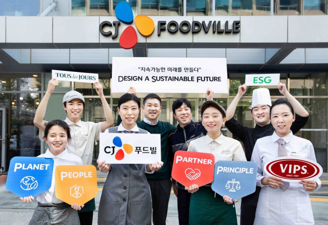 김찬호(왼쪽 네번째) CJ푸드빌 대표이사가 2일 서울시 중구 본사 앞에서 직원들과 함께 ESG 경영을 선포하고 있다. 사진제공=CJ푸드빌