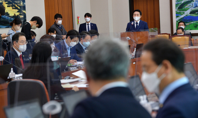 원희룡 국토교통부 장관 후보자가 2일 오전 서울 여의도 국회 국토교통위원회에서 열린 인사청문회에 출석해 모두발언을 하고 있다./성형주 기자 2022.05.02