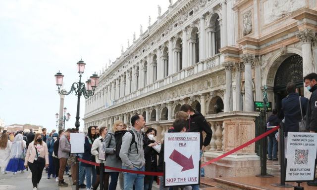 지난 20일(현지시간) 관광객들은 이탈리아 베네치아 산마르코 광장에 있는 종탑에 오르고자 차례를 기다리고 있다. 연합뉴스