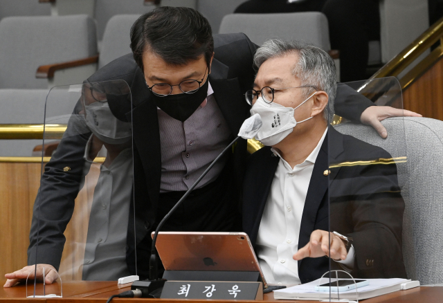 '성희롱 발언의혹' 최강욱…민주당 징계 논의 착수