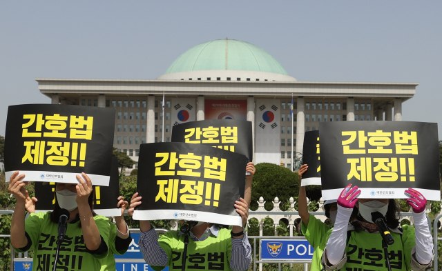 4월 27일 오전 서울 여의도 국회 앞에서 열린 간호법 제정과 불법진료·불법의료기관 퇴출을 위한 수요집회에서 대한간호협회 등 관계자들이 간호법 제정을 촉구하고 있다. 연합뉴스