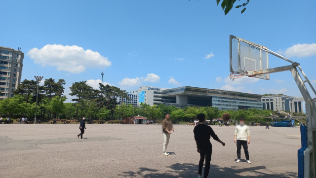 마스크를 착용하지 않은 시민들이 2일 서울 영등포구 여의도공원에서 농구를 하고 있다. 이건율 기자