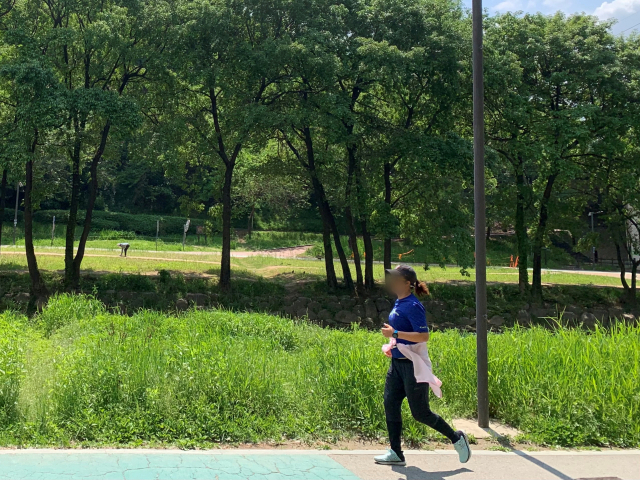 한 시민이 2일 오전 서울 강남구 양재천에서 마스크를 벗은 채 조깅을 하고 있다. 김남명 기자