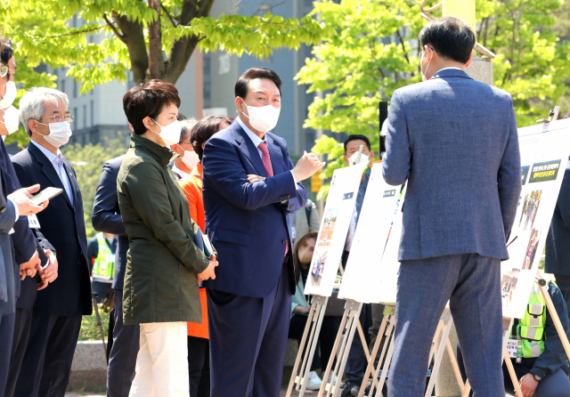 윤석열 대통령 당선인이 2일 오전 경기 고양시 수도권 광역급행철도 A노선(GTX-A) 공사 현장을 방문해 강희업 국토교통부 철도국장으로부터 브리핑받고 있다./권욱 기자