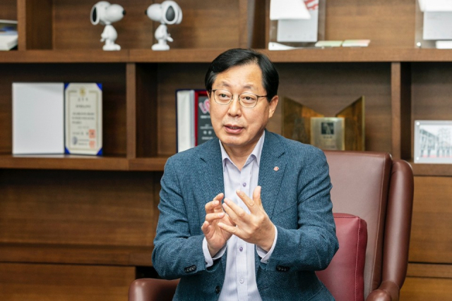 이영준 롯데케미칼 첨단소재사업 대표가 지난달 29일 경기도 의왕시 첨단소재사업장에서 인터뷰하고 있다. 사진제공=롯데케미칼