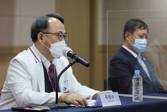 지난달 국립중앙의료원에서 열린 간담회에 참석한 주영수 국립중앙의료원장(왼쪽)과 조승연 전국지방의료원연합회 회장. 연합뉴스