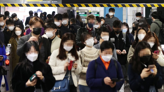 2일부터 실외 마스크 의무 착용이 해제돼 시민들은 자율적으로 마스크 착용 여부를 선택할 수 있게 됐다. 연합뉴스