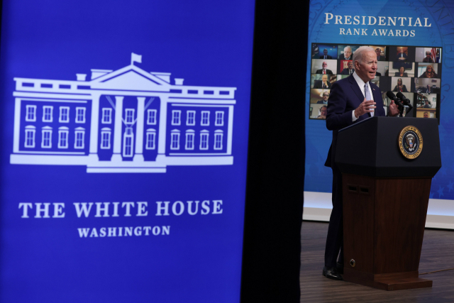 조 바이든 미국 대통령이 2일(현지시간) 워싱턴 백악관에서 공무원들에게 주는 '대통령 랭크상' 시상식을 온라인으로 진행했다. AFP연합뉴스