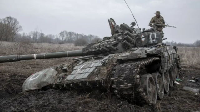 지난달 1일(현지시간) 우크라이나 노바 바산 마을 외곽에서 우크라이나 영토 방어군이 손상된 러시아 탱크 위에 서 있다. CNBC 캡처