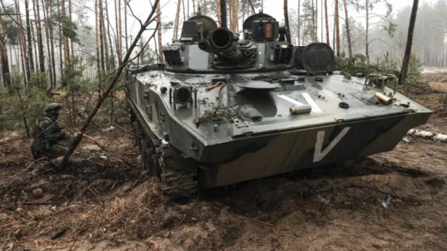 우크라이나 군인들이 지난달 1일(현지시간) 우크라이나 이르핀의 삼림 지대에서 압수된 러시아 탱크를 조사하고 있다. CNBC 캡처