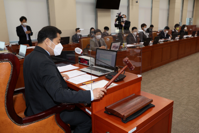 박대출 국회 환경노동위원장이 3일 서울 여의도 국회에서 열린 환경노동위원회 전체회의에서 한화진 환경부 장관 후보자 인사청문경과보고서 채택의 건을 상정하며 의사봉을 두드리고 있다. /성형주 기자