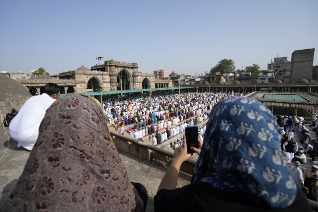 3일(현지시간) 인도에서 이슬람 신도들이 라마단 종료를 기념하는 이드 알피트르 기도를 하고 있다. AP연합뉴스