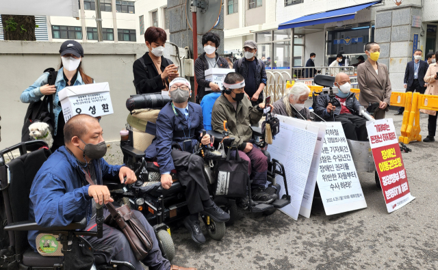 박경석 전국장애인차별철폐연대(전장연) 대표가 25일 피의자 신분으로 서울 혜화서로 출석하며 기자회견을 하고 있다./연합뉴스