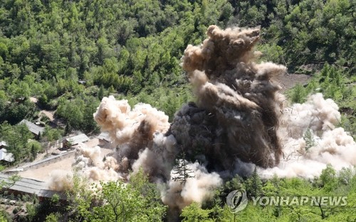북한이 2018년 5월 24일 풍계리 핵실험장 입구를 폭파하는 모습./연합뉴스