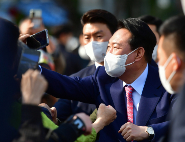 윤석열 대통령 당선인이 2일 오후 경기 용인시 처인구 중앙시장을 찾아 시민들과 인사하고 있다. 연합뉴스