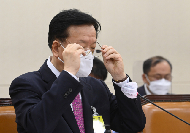 정호영 보건복지부 장관 후보자가 3일 오전 국회에서 열린 인사청문회에서 안경을 고쳐 쓰고 있다. 권욱 기자