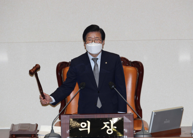 박병석 국회의장이 3일 국회 본회의에서 형사소송법 개정안 가결을 선포하고 있다. / 성형주 기자