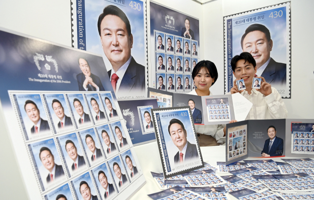 3일 오전 중구 서울중앙우체국 우표박물관에서 우정사업본부 직원들이 ‘윤석열 제20대 대통령 취임 기념우표'를 공개하고 있다. 이번에 발행되는 우표는 기념우표 1종 300만장, 소형시트 1종 50만장, 기념우표첩 1종 2만부로 전국 총괄우체국과 인터넷우체국에서 구매할 수 있다./이호재기자