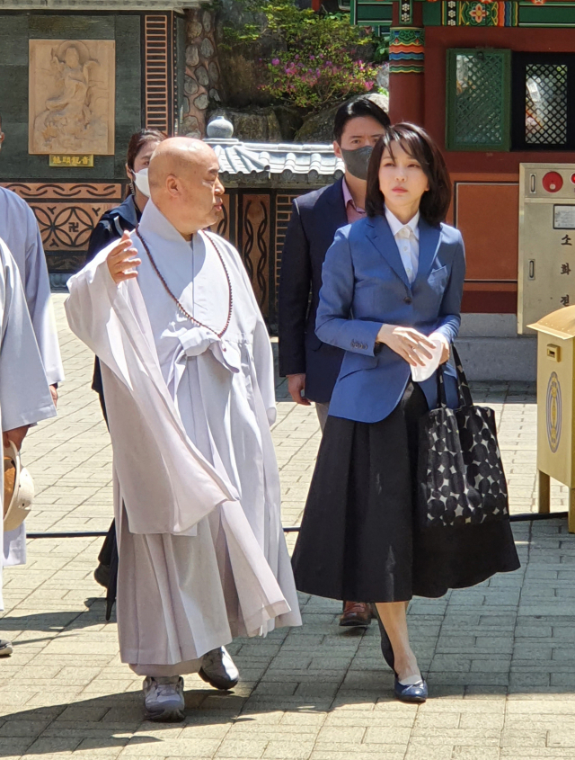 김건희(오른쪽) 윤석열 대통령 당선인 부인이 3일 대한불교 천태종 총본산인 충북 단양 구인사를 방문, 총무원장인 무원 스님의 안내를 받으며 경내를 돌아보고 있다. 연합뉴스