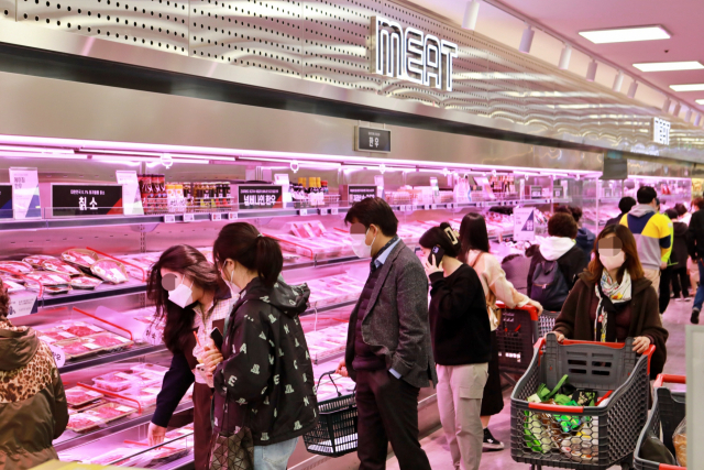 롯데마트 제타플렉스점 축산 코너에서 고객들이 제품을 살펴보고 있다. 사진제공=롯데마트