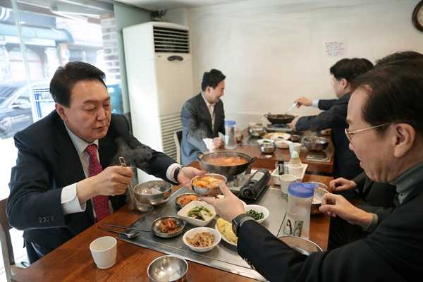윤석열 대통령 당선인이 3월 서울 통의동의 한 식당에서 김치찌개를 먹고 있다.