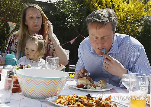 데이비드 캐머런(오른쪽) 전 영국 총리가 나이프와 포크로 핫도그를 먹어 여론의 도마 위에 올랐다. 연합뉴스