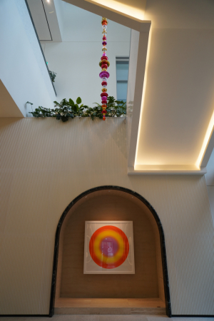 그랜드 조선 제주 호텔 신관 로비에 있는 우고 론디노네의 '선 2(아래 사진)'와 최정화의 '연금술(위 사진)'.