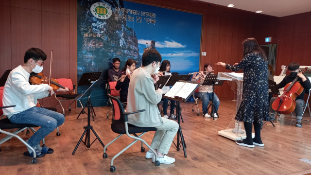 인천시립장애인예술단 단원들이 5월 정기 공연을 앞두고 지휘자의 지휘에 맞춰 연주 연습을 하고 있다.