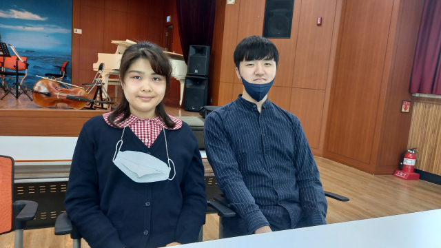 인천시립장애인예술단에서 세컨드 플루트를 맞은 고수경(왼쪽) 씨와 피아노를 연주하는 김승현 씨.
