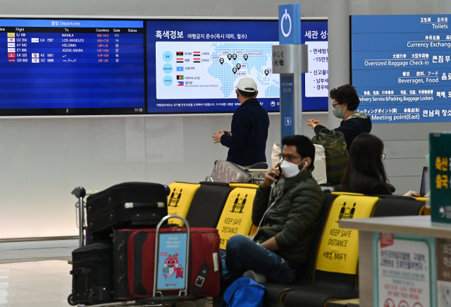 코로나19 확산 이후 2년여 만에 특별여행주의보가 해제된 인천국제공항에서 여행객들이 항공기 탑승 시간을 기다리고 있다. 오승현기자