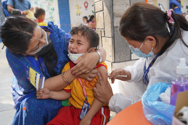 지난달 9일(현지시간) 네팔에서 한 어린이가 백신을 접종하고 있다. 신화연합뉴스