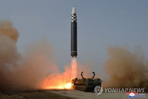 북한이 전날 김정은 국무위원장의 지도 아래 신형 대륙간탄도미사일(ICBM) '화성-17형' 시험발사를 단행했다고 조선중앙통신이 25일 보도했다./연합뉴스