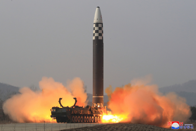 북한이 지난 3월 24일 평양 순안 일대에서 대륙간탄도미사일(ICBM)을 시험발사한 뒤 이튿날 공개한 영상. 당시 북한은 '화성-15형' 을 쏘아올렸으면서도 마치 신형인 ‘화성-17형’을 쏘아올려 성공한 것처럼 거짓 보도를 했다/조성중앙통신·연합뉴스