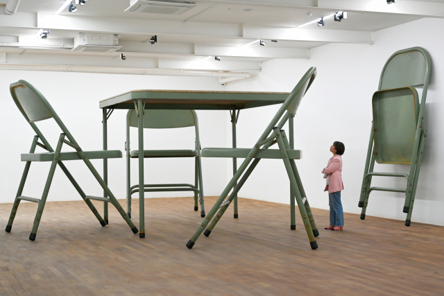 로버트 테리엔은 평범한 철제 의자와 탁자를 거대한 설치작품으로 만들어 놓음으로써 일상을 생경한 풍경으로 바꿔놓는다. /사진제공=가나아트갤러리