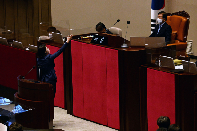 배현진 국민의힘 의원이 30일 국회 본회의에서 의사진행 발언하던 중 뒤돌아서서 국회의장에게 항의하고 있다. 성형주 기자