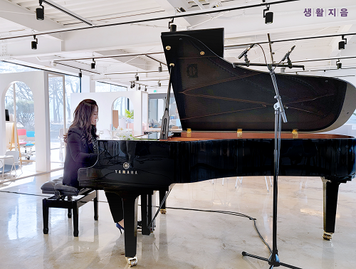 사진. 생활지음 라운지에서 촬영한 피아니스트 김소연의 연주 장면