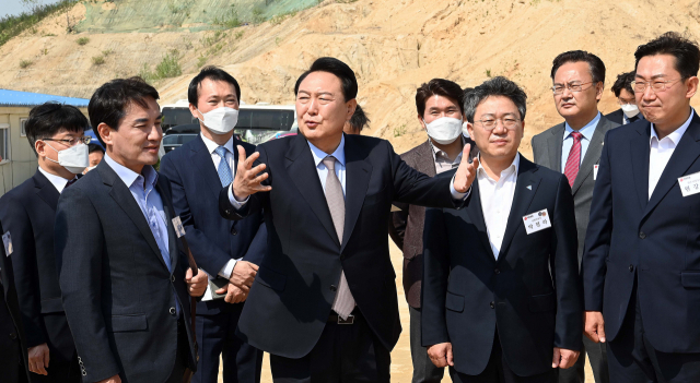 윤석열 20대 대통령 당선인이 4일 오후 강원 원주시 부론산업단지를 방문, 참석자들과 대화하고 있다. 인수위사진기자단